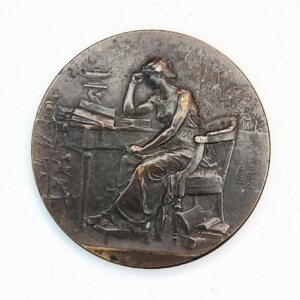 MEDAILLE FEMME ETUDIANT DANS UN BUREAU EBM90107