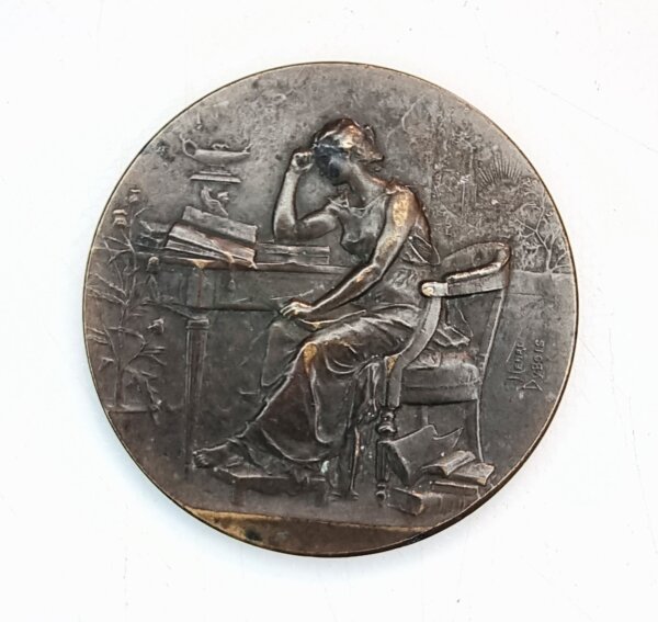 MEDAILLE FEMME ETUDIANT DANS UN BUREAU EBM90107